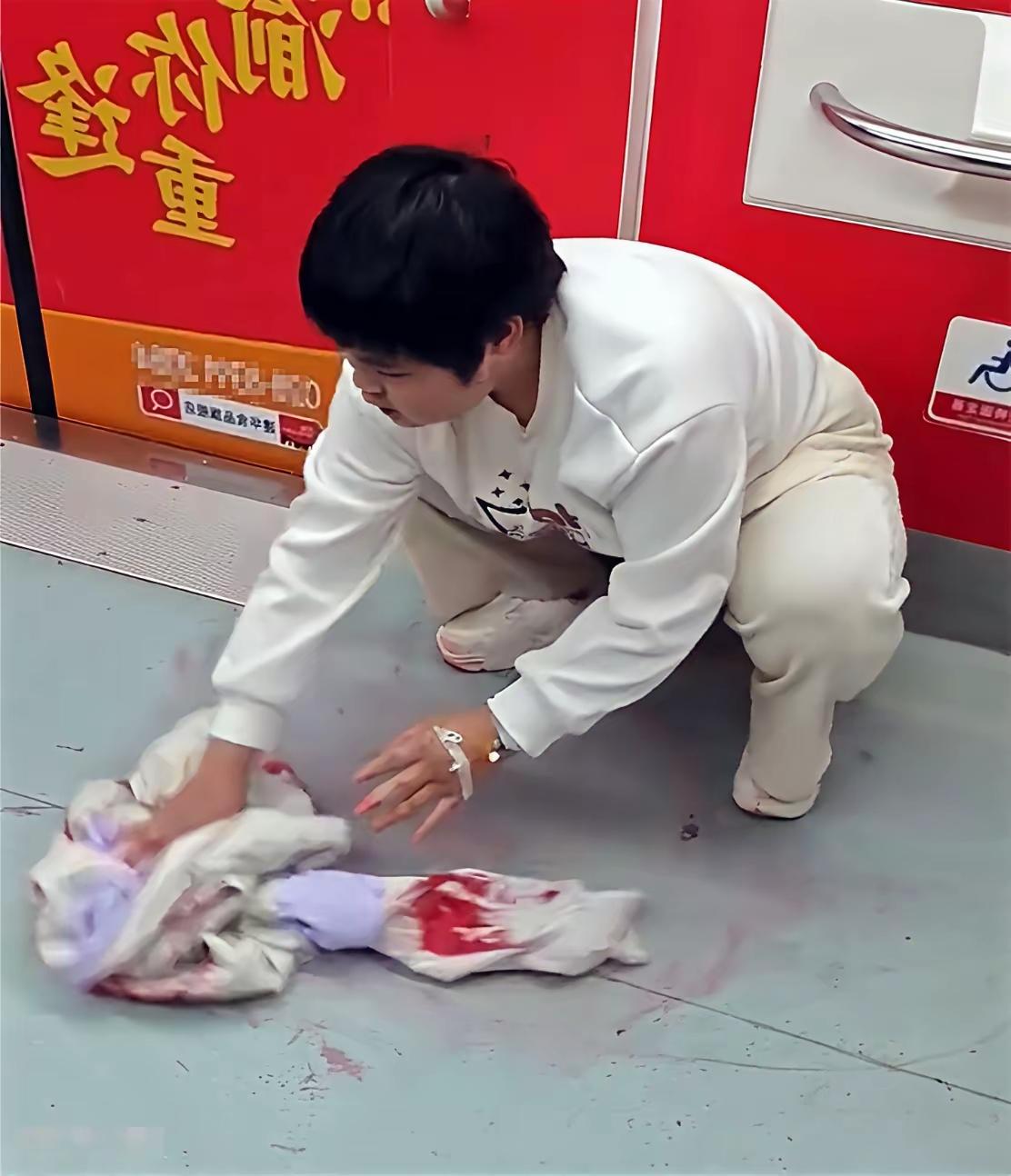 全网刷屏这个女孩！3月23日，重庆地铁1号线，一位名叫胡心瑶的女孩从医院出来乘车