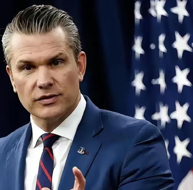 美军扔下了一枚13.6吨的超级钻地弹。花了24亿美元造的隐形轰炸机运来的。