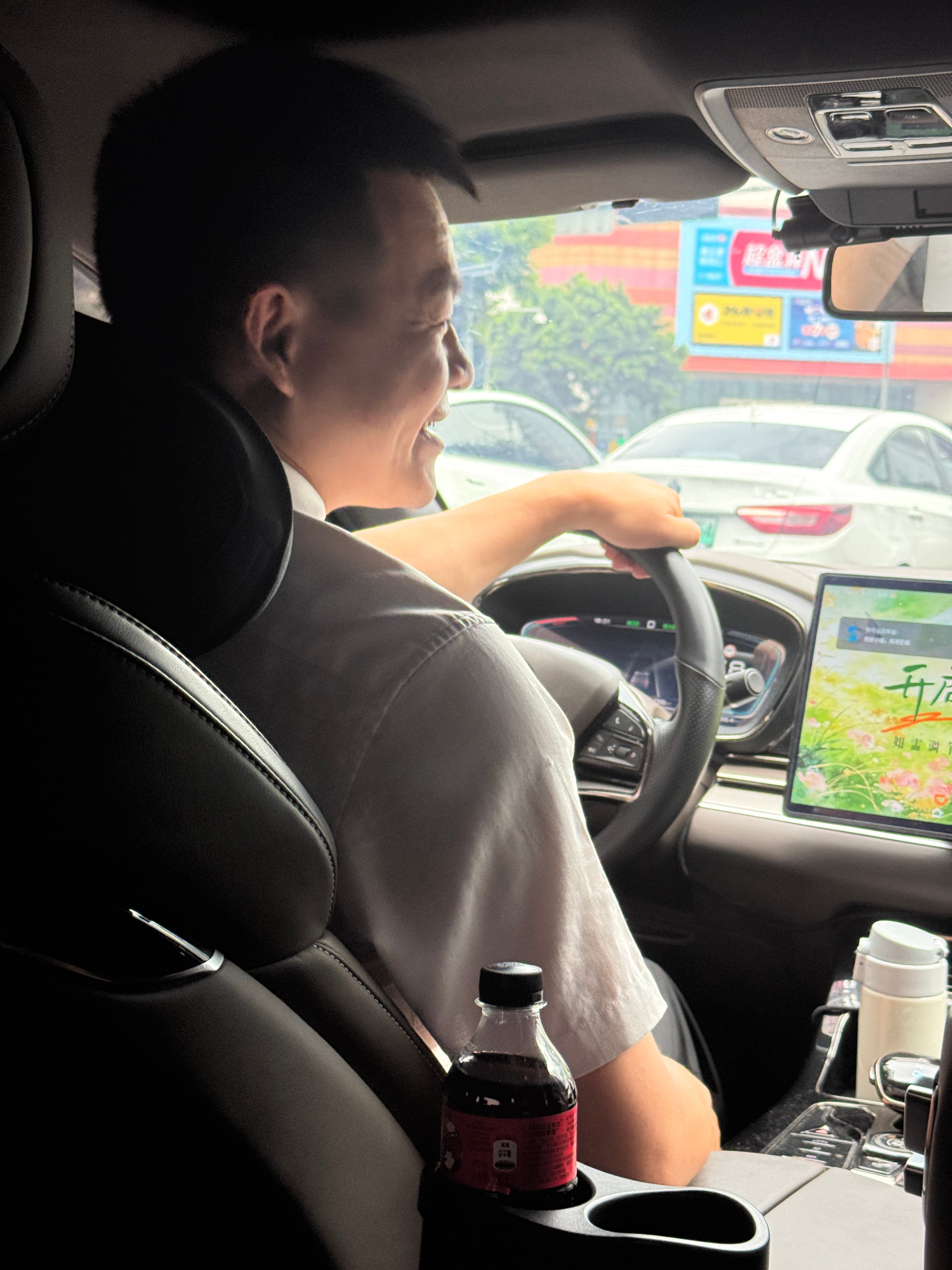 抗博打车成都高级啊，专业饮料都是可口可乐了！我问是自己升级的吗？司机一直乐呵