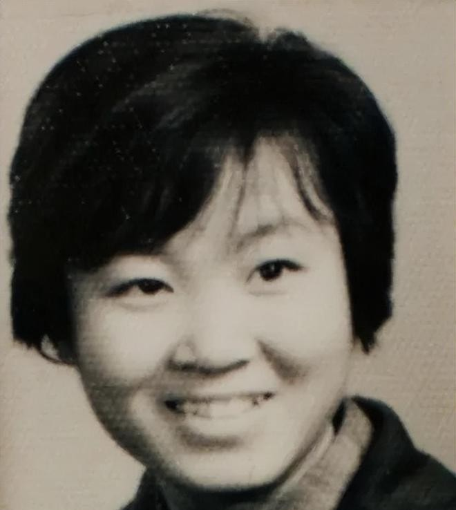 1974年，一21岁女知青夜间去厕所时神秘失踪。连队把整座山翻了个遍都找不到人。