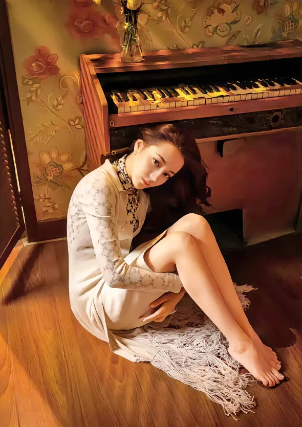 迪丽热巴，169cm，光脚坐在地上好美，真是从头美到脚，特别是脚指甲盖上还镶钻石