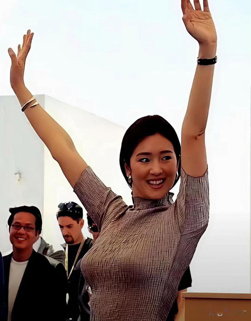 19岁的巩俐满是青春活力，元气满满又灵动耀眼，那份朝气直到现在依旧动人不已