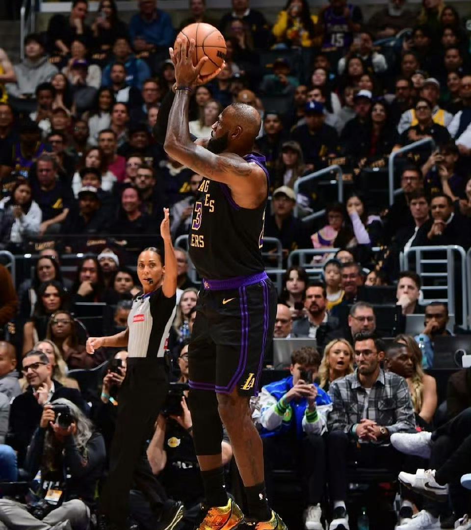 在今日湖人主场对阵爵士的第二节比赛中，詹姆斯命中45度角三分，迎来生涯第23季的