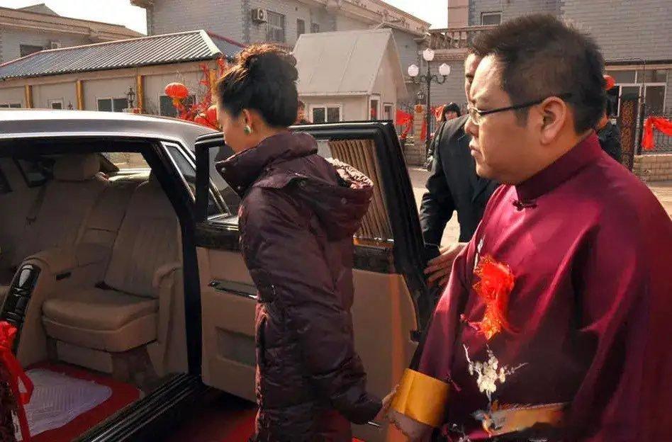 2010年，28岁的车晓风光嫁给山西首富李兆会，当时的婚礼轰动一时。婚礼是中式风