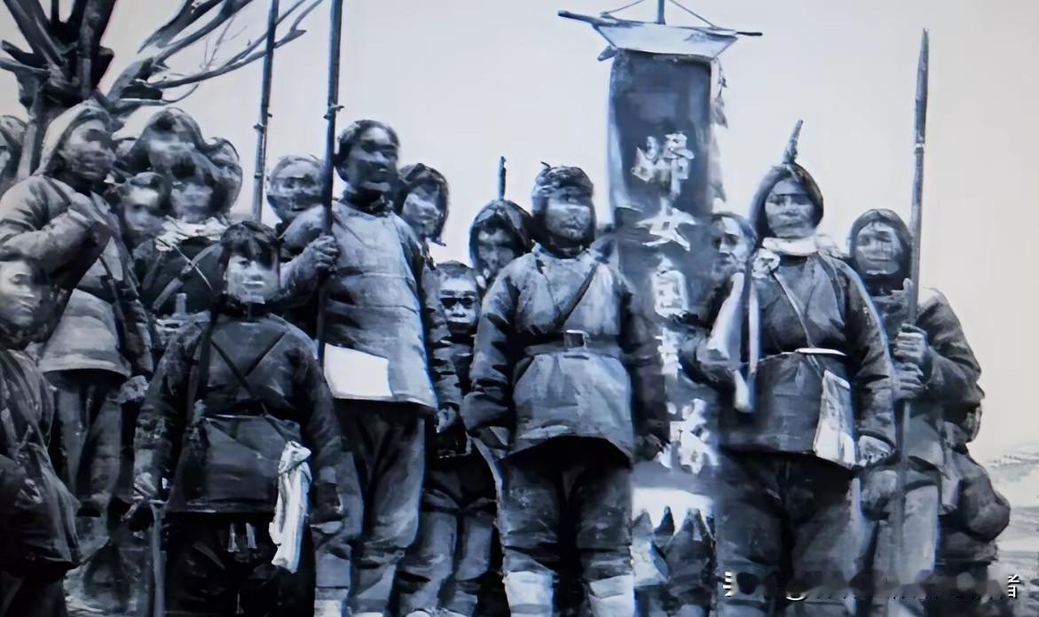 1937年，女红军张琴秋被抓后，1名马家军的旅长厉声喝问她：“你是不是张琴秋？”