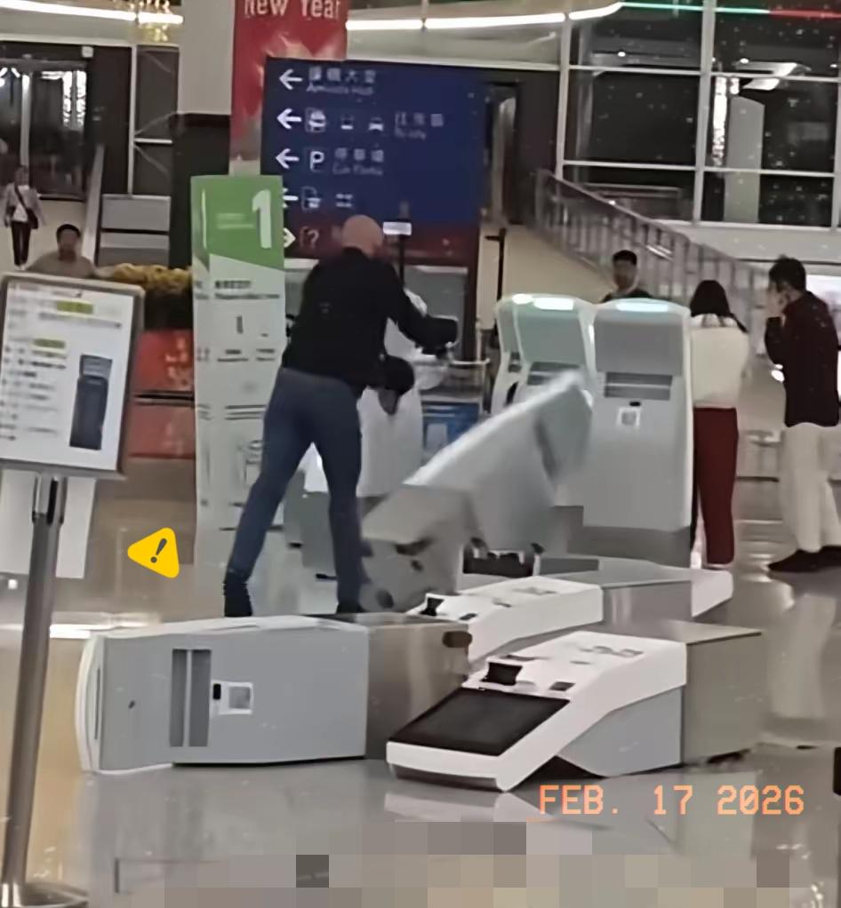 大过年的，35岁的英国男子在香港机场打砸，机场弄的一片狼藉，周围乘客吓得避而远之