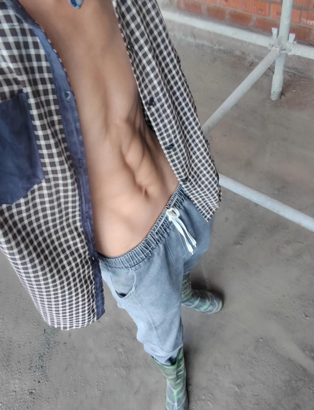 上班随手拍练出腹肌马甲线