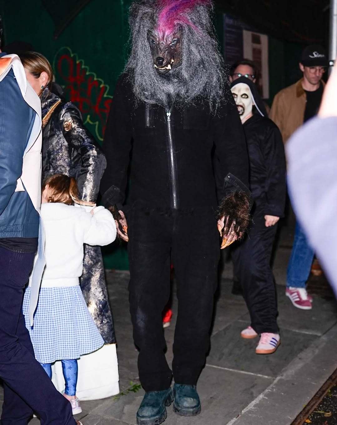 IrinaShayk跟BradleyCooper一起陪着女儿过万圣节🎃👇