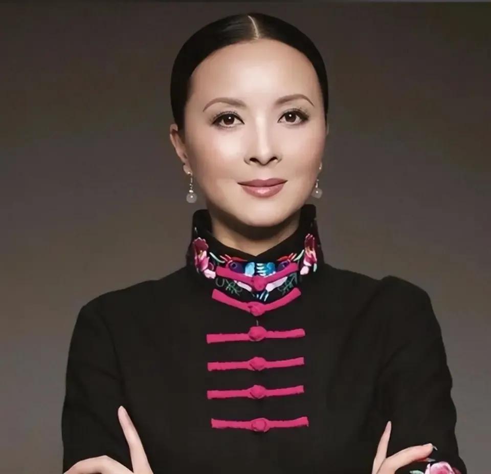 周洁的一生，永远在奔赴心中的热爱与故土。她是荧幕上惊艳众生的“最美杨贵妃”，是与