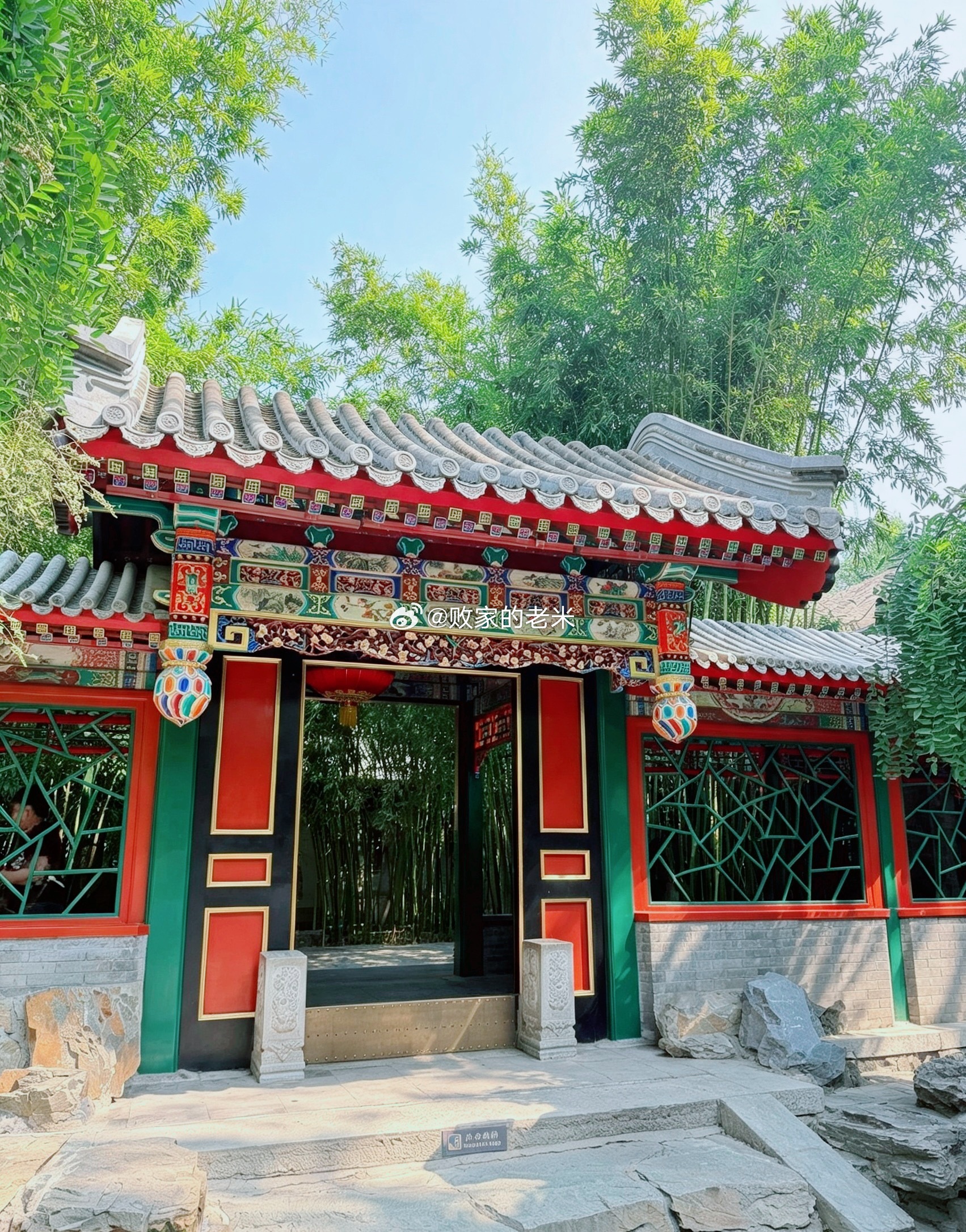 已经累到不想说话俩孩子也快热虚脱了