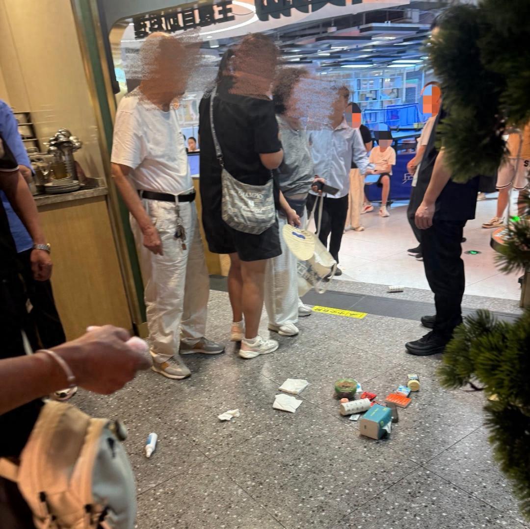 “太憋屈了！”上海一家自助餐厅里，两名老人就餐结束，结完账之后就准备带着自己的背