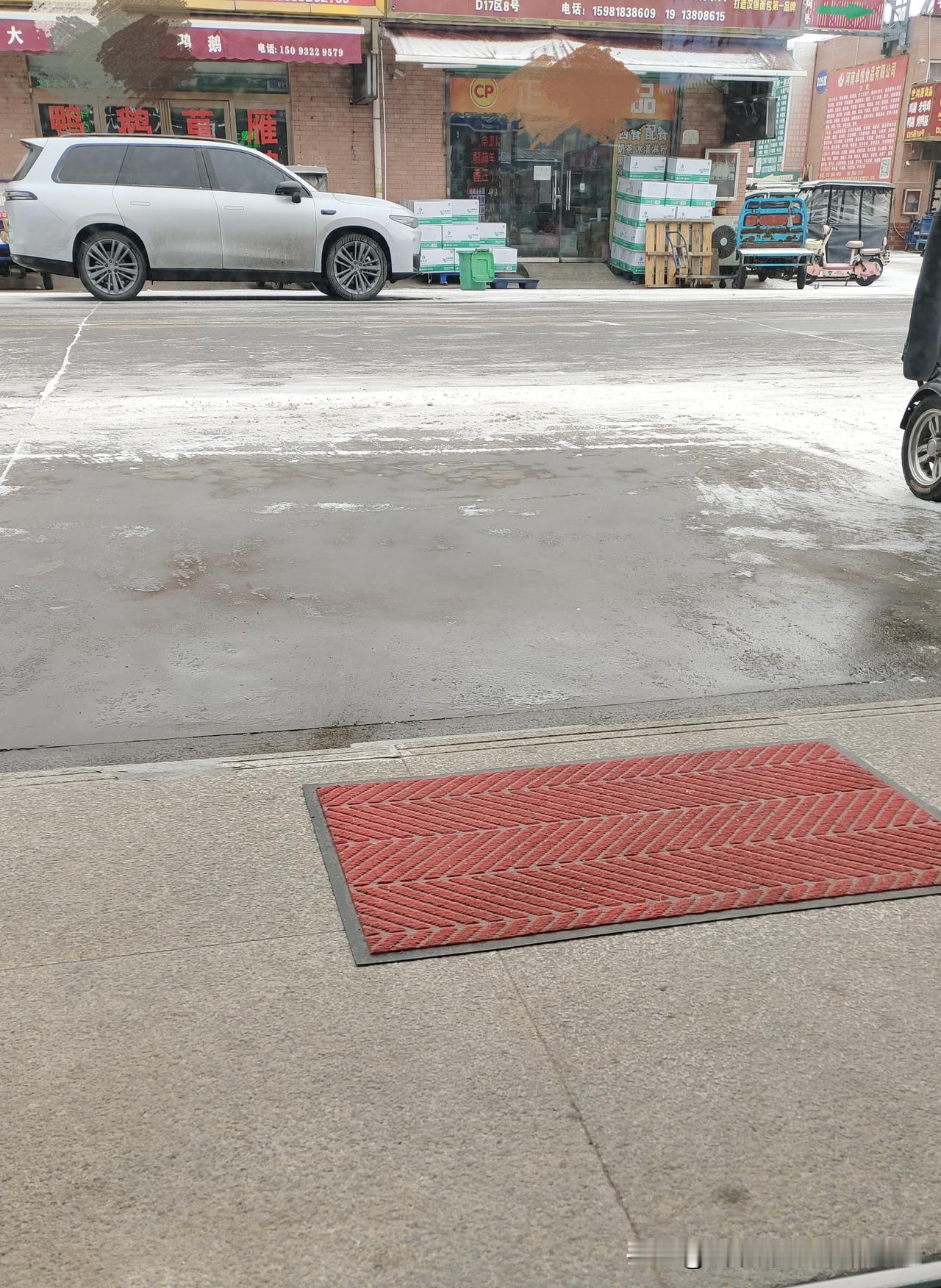 因为预报的有暴雪，在郑州上班的我今天出门穿了棉袄棉裤，还穿了大棉靴，做好了抵御暴