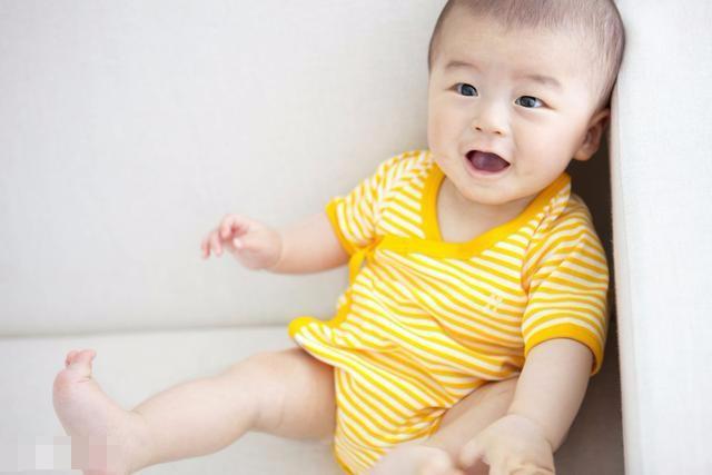 把孩子让婆婆照顾, 回来发现孩子成了罗圈腿? 检查后质问婆婆