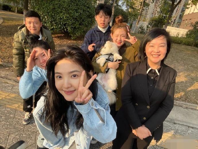 章若楠一家人颜值都好高，但还是章若楠最亮眼，星味这东西果然是刻在骨子里的。