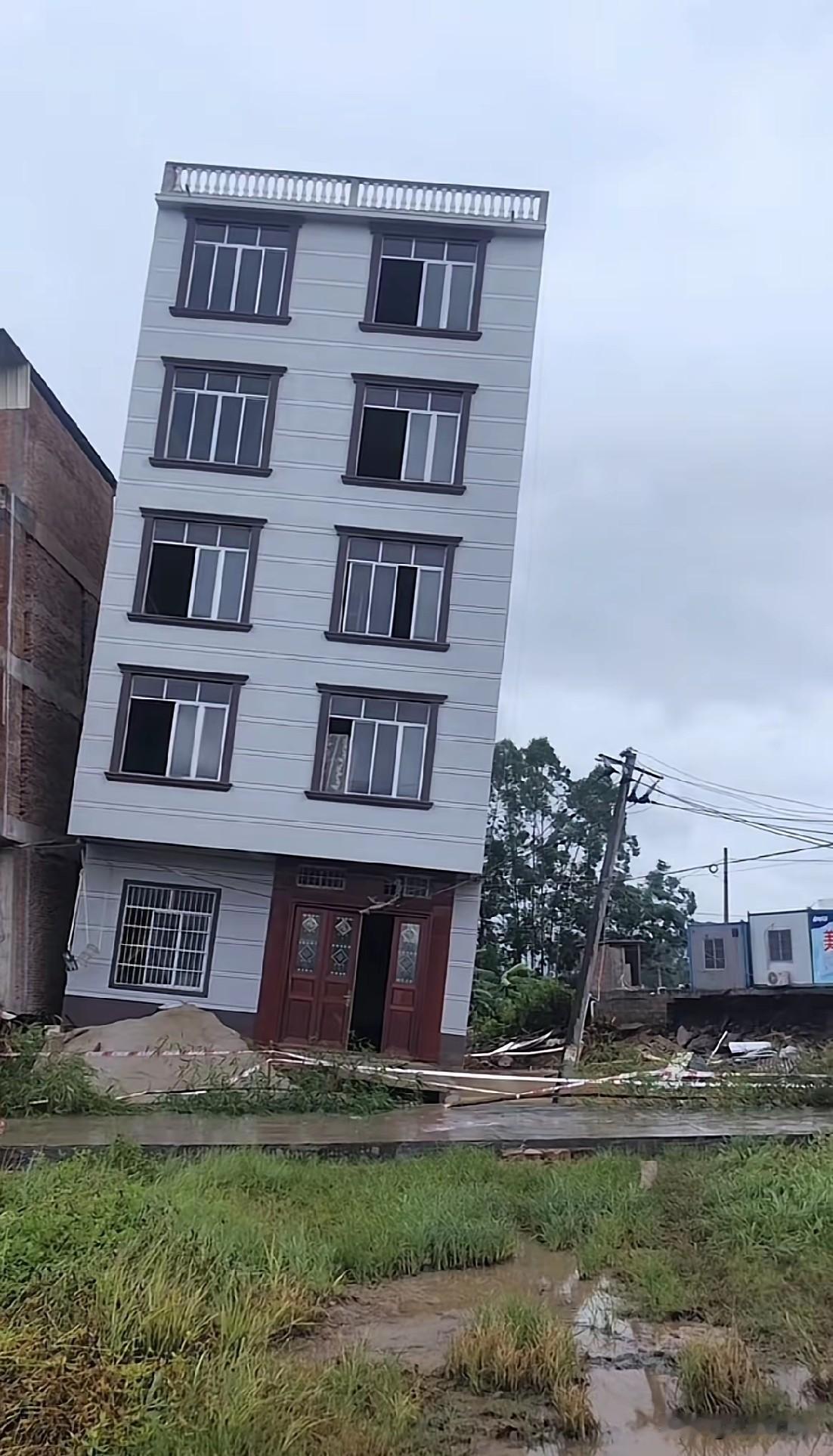 由于连日降雨，这栋楼房的地基下沉了，于是楼房出现了倾斜，看这个倾斜的角度，情况得