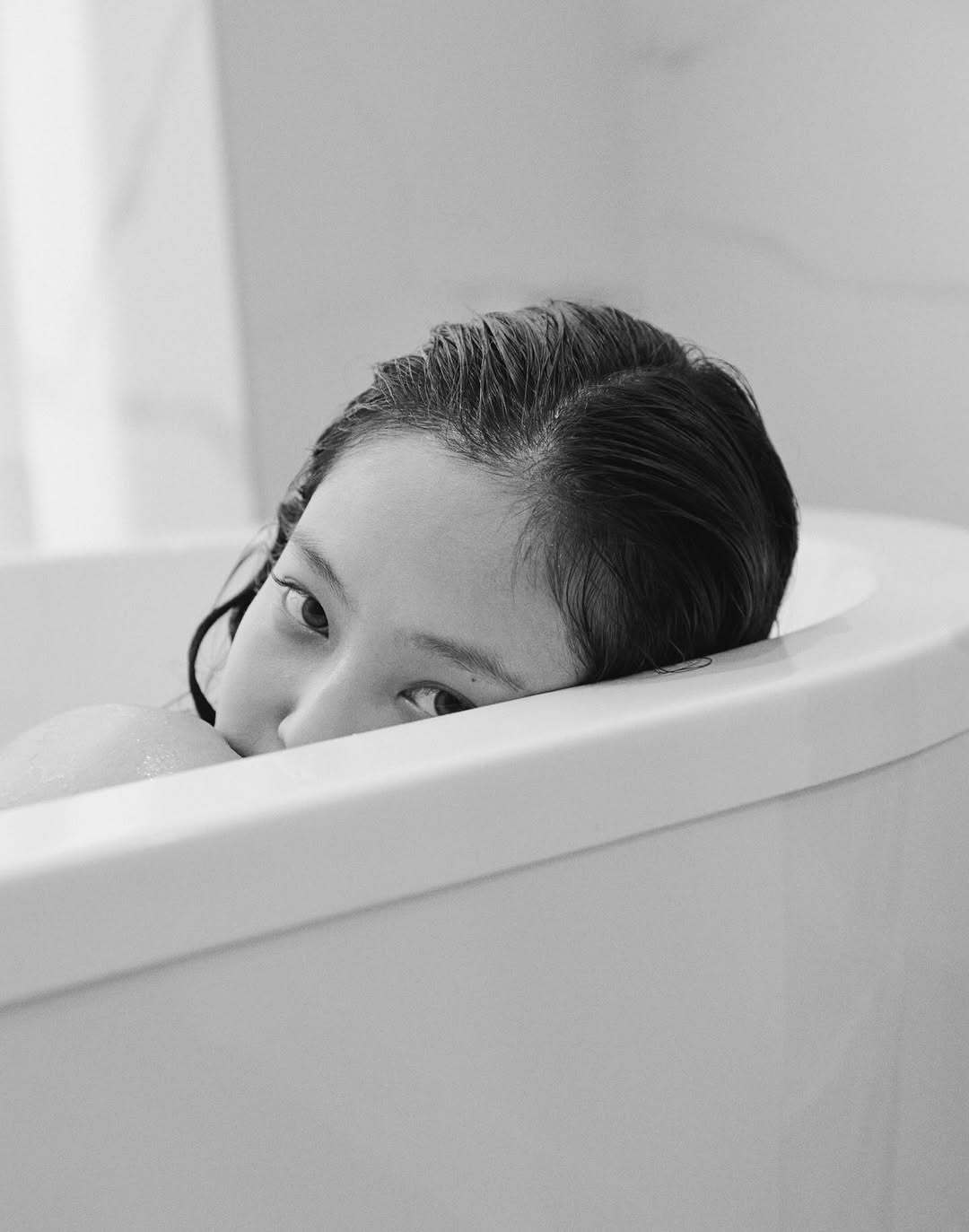 290118摄影师hongjanghyun更新Jennie首部写真集相关图片?