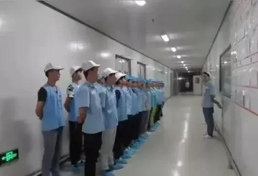 大家发现没有，几乎所有的工厂都有一个现象，明明早上8点上班，却要求员工必须7点4
