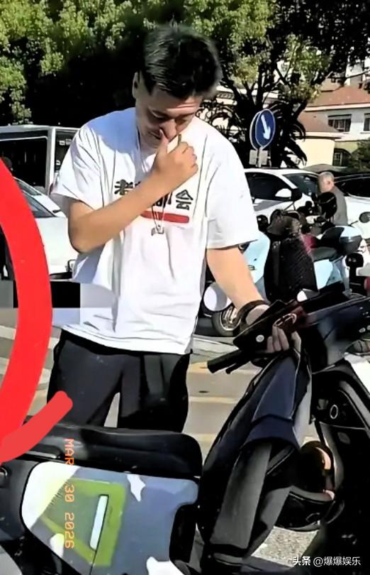 身价过亿却骑电动车代步！张雪峰离世后，楼下旧车看哭无数人谁能想到，身价不菲