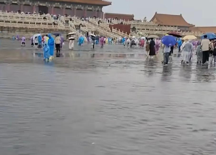 刷到故宫都涨水了，低洼处都淹了，真的感受到了大自然的威力，人类在怎么建设也不可