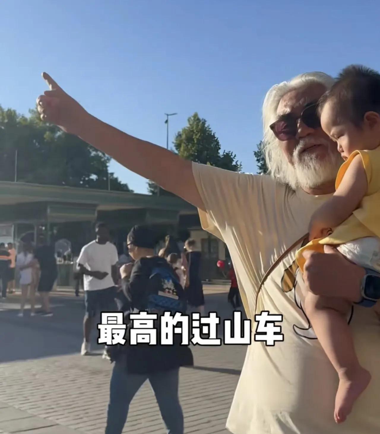 张纪中老夫聊发少年狂，为搏娇妻一笑，毅然要去挑战坐过山车，结果被园方无情拒绝。7