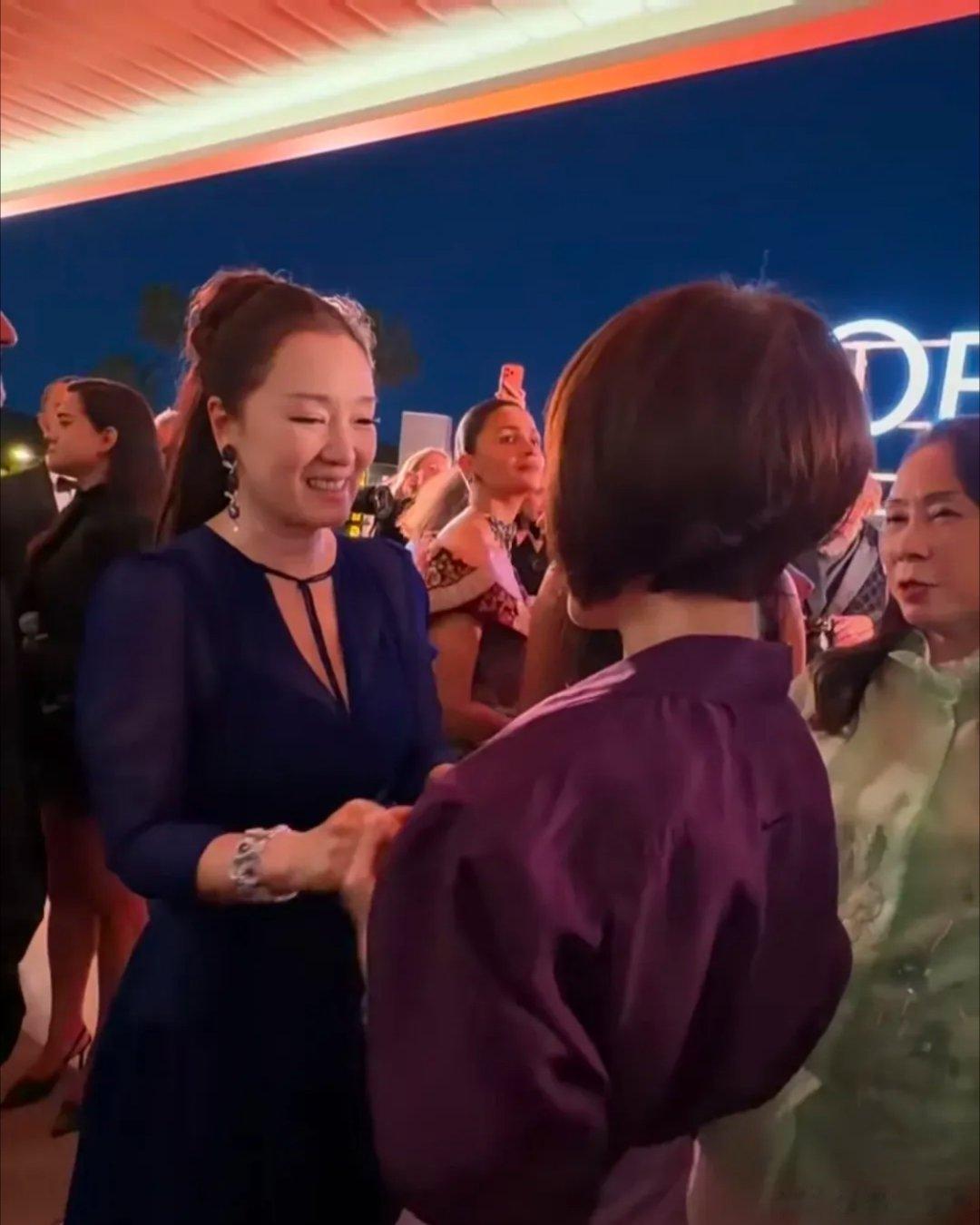 鲁豫亮相戛纳电影节，状态格外亮眼，真的太适配电影节媒体人的身份了。利落短发衬得气