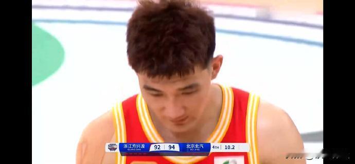 孙铭徽以为自己是谁？最后时刻连丢两罚球，其实还只是他的错误之一。之前他每