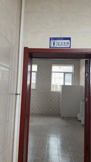 女卫生间安装小便池是什么意思？这可把一位刚想进去的女游客都给看懵了？她反复确