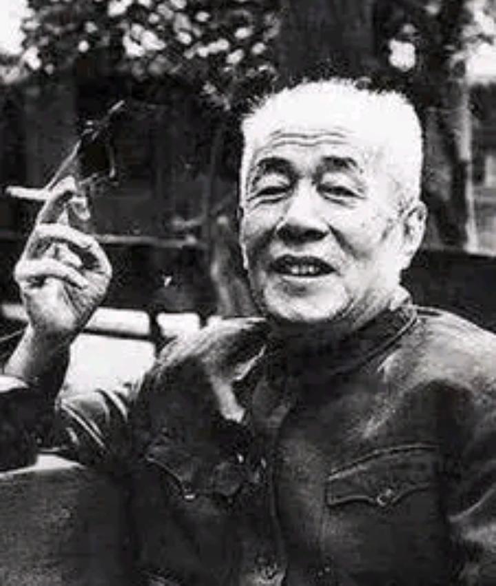 1947年生死瞬间！地下党员身份暴露，勤务兵摇头两个字，救下一位国宝级功臣