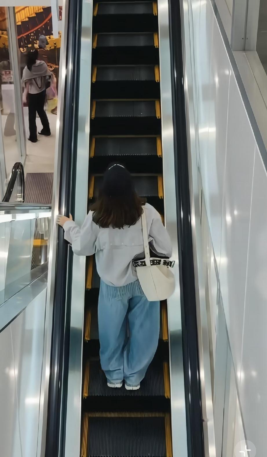 近日，关之琳被捕捉到了全新动态，64岁的她真的老了，衣品下滑，从背影看又矮又胖，
