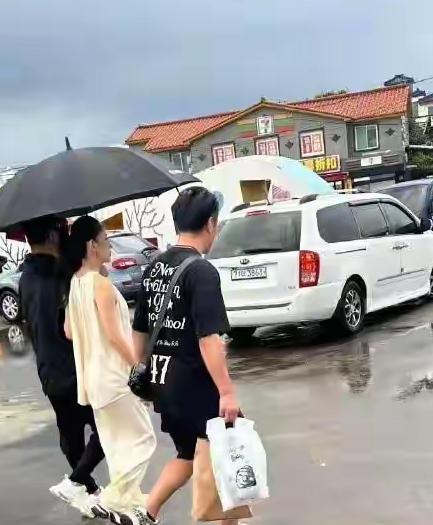 【72岁张艺谋苏州压马路被偶遇！和小30多岁妻子手牵手，这状态不像老夫老妻】[比