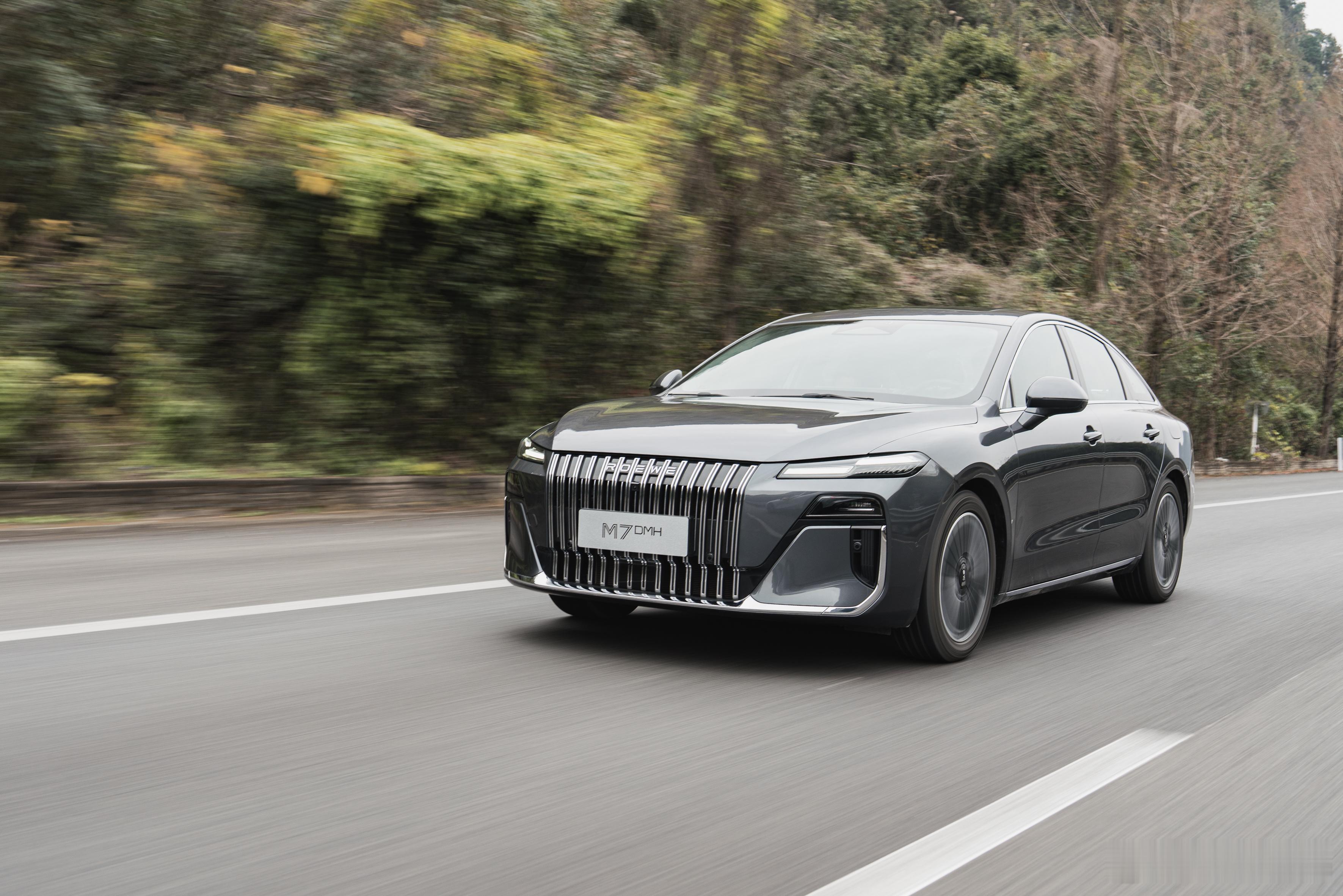 开荣威M7DMH的去昆明自驾的路上，许多路人非常喜欢这台车，有一点让人惊讶的是