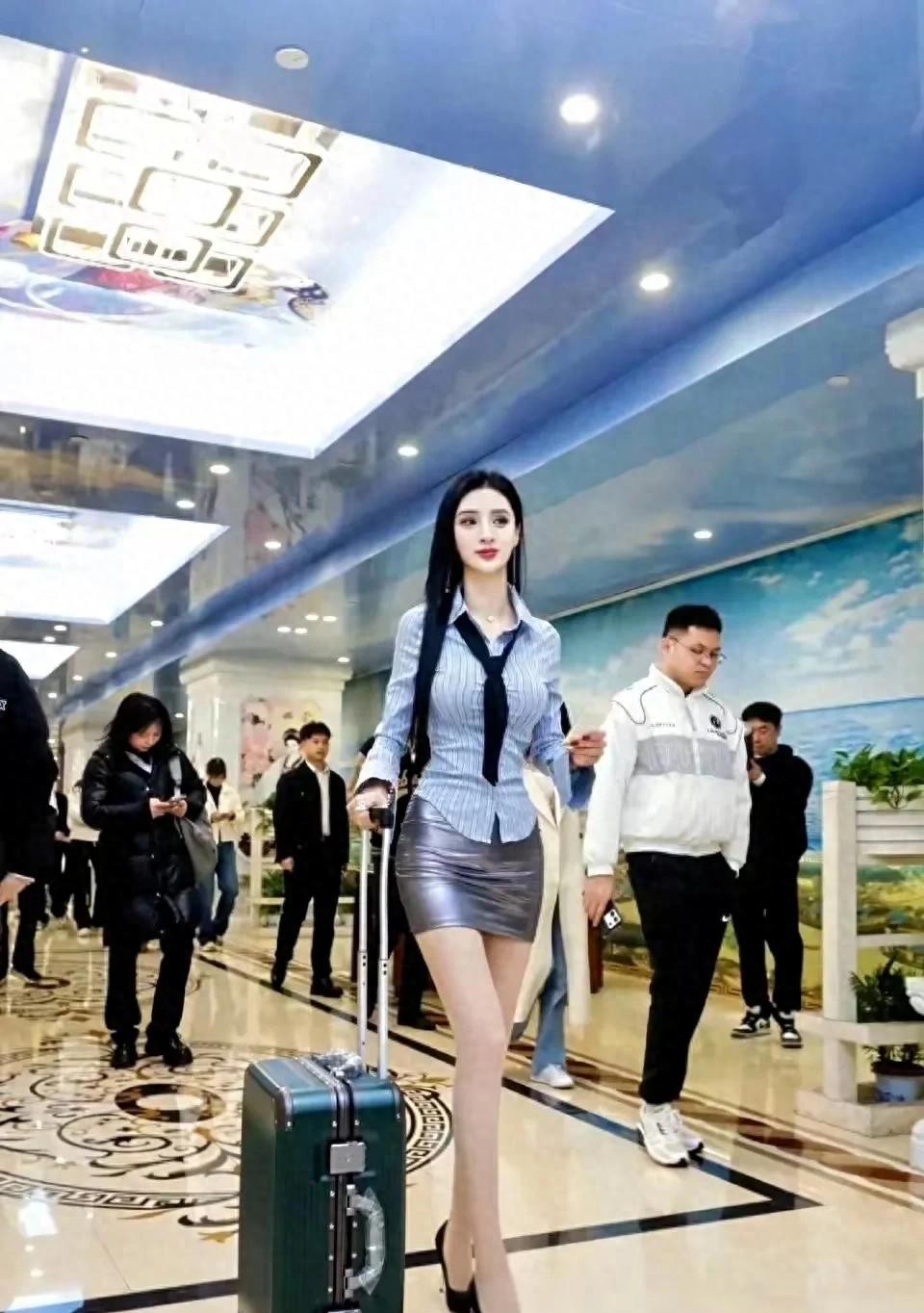 吴春怡参加活动被拍，网友:肤白貌美大长腿，是正常人能有的吗？