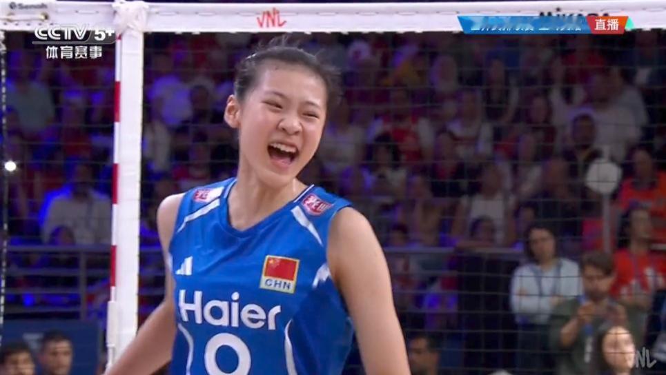 中国对阵土耳其女排，首局土耳其23：21时，中国队唐欣和庄宇姗一扣一发两飞，送土