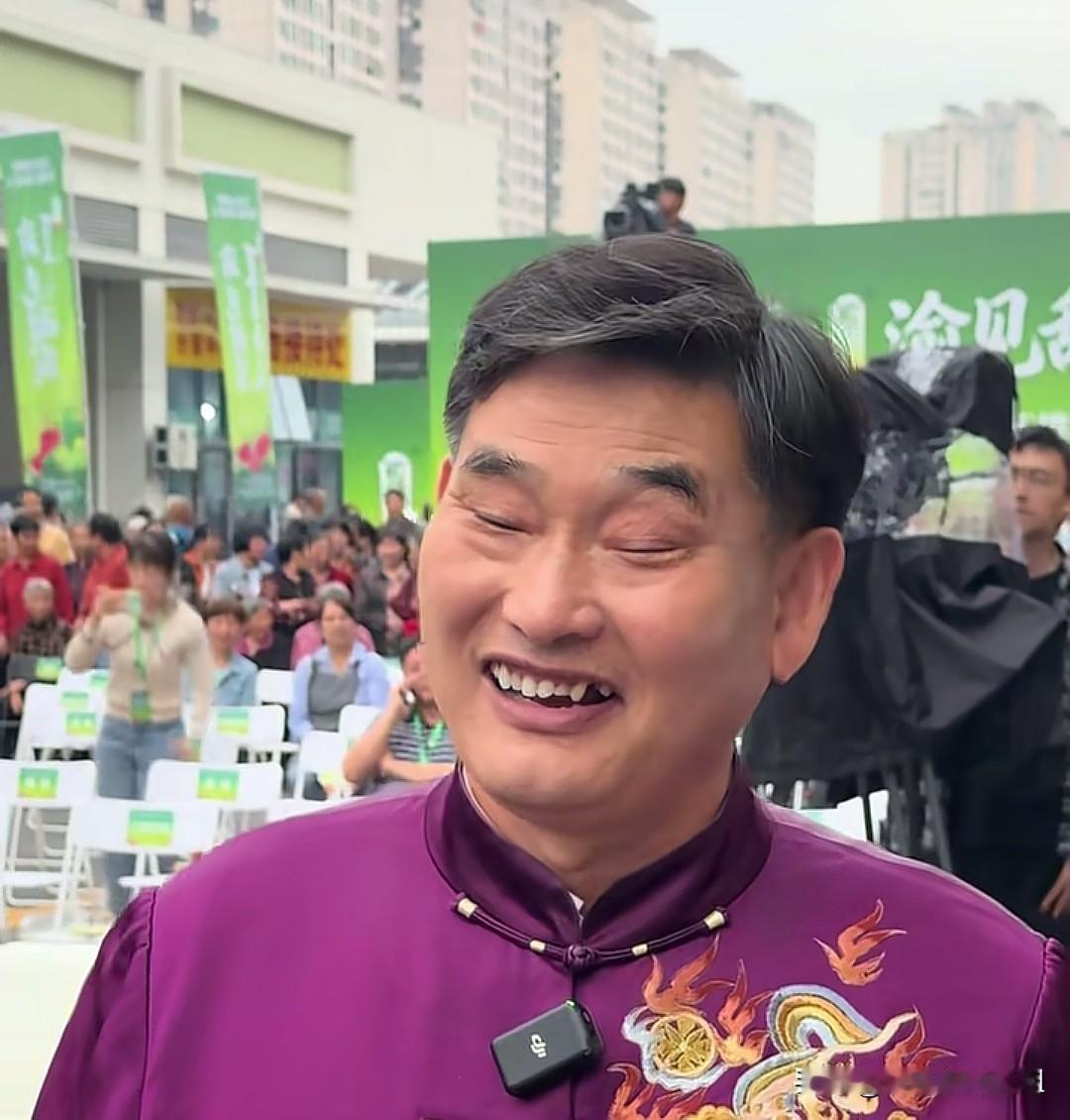 重庆舞台唱响家国情怀！大衣哥朱之文褪去青涩，谈吐气场全面蜕变。歌手朱之文现身重