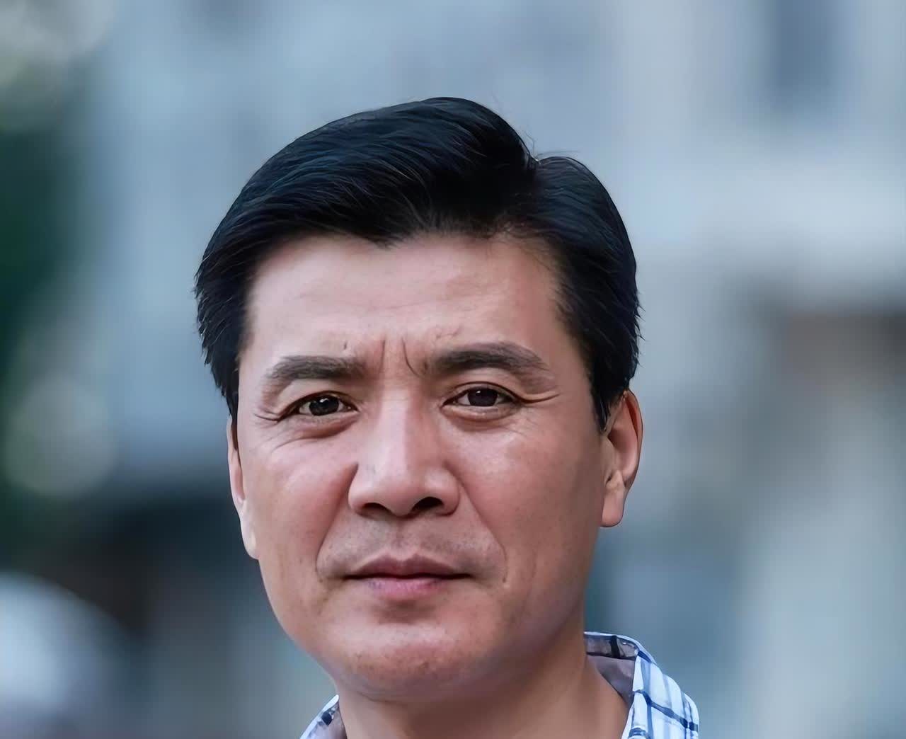 内地男演员刘之冰的家庭关系如下：一、父母：出生于黑龙江书香家庭，父母