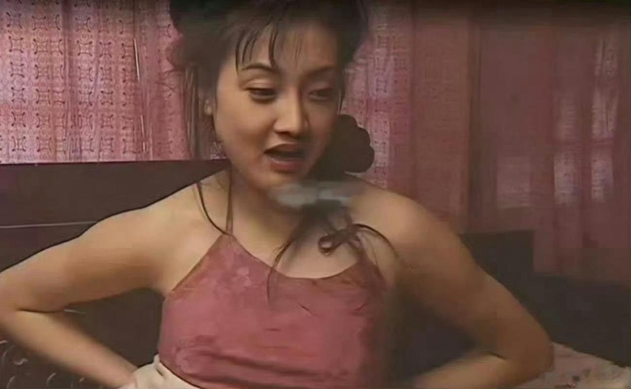 牛莉和她老公年轻时候的老照片！在没有美颜滤镜的年代，牛莉就美得亮眼，眉眼明媚，
