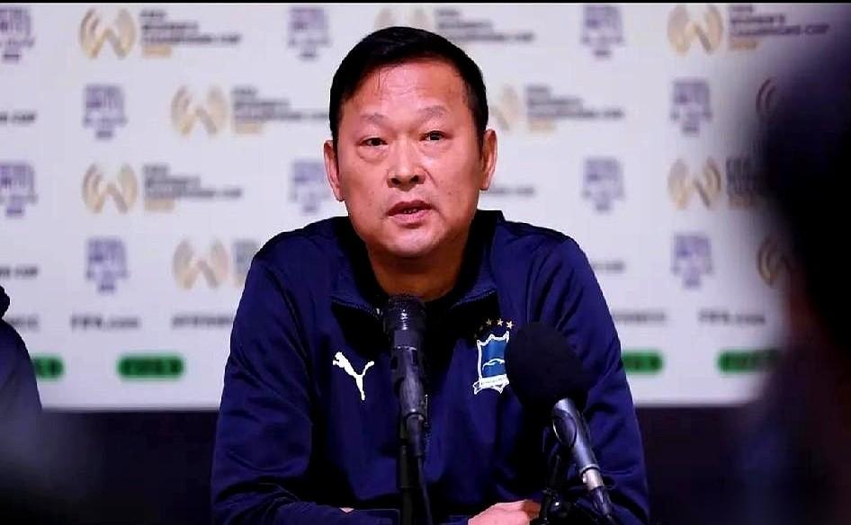 人在非洲带队比赛呢，电话就来了，恭喜你啊，成中国女足主教练了。当事人自己直接懵