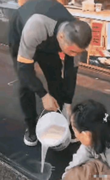🌛“格局打开！”2名游客逛街逛累了，便坐在一家柿饼店门前的台阶上休息，不料