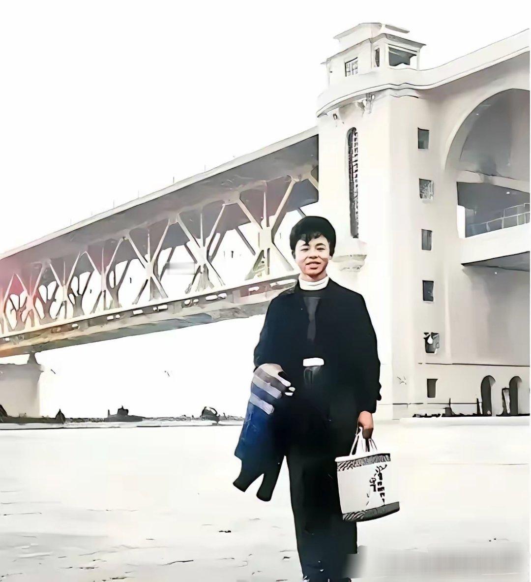 1958年，18岁的雷锋在武汉长江大桥前留下了这张珍贵的影像，那时的他还没有成为