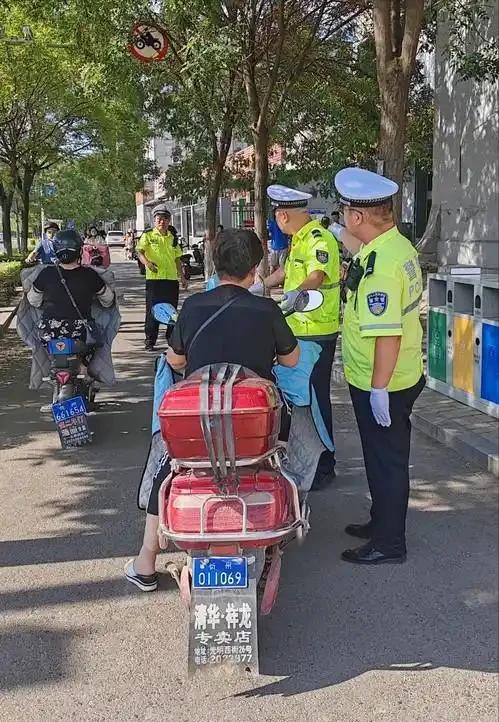 6月11日，一名女子骑电动车带母亲去看腿，头盔戴了，也没逆行，却还是被交警拦了。