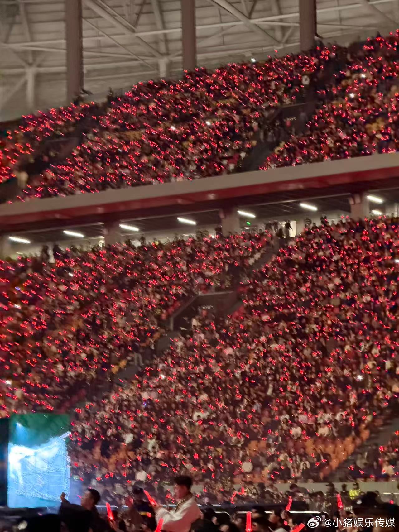 GAI在演唱会起飞了GAI演唱会GAI的进化论演唱会，吊威亚飞行配上爆破特效，