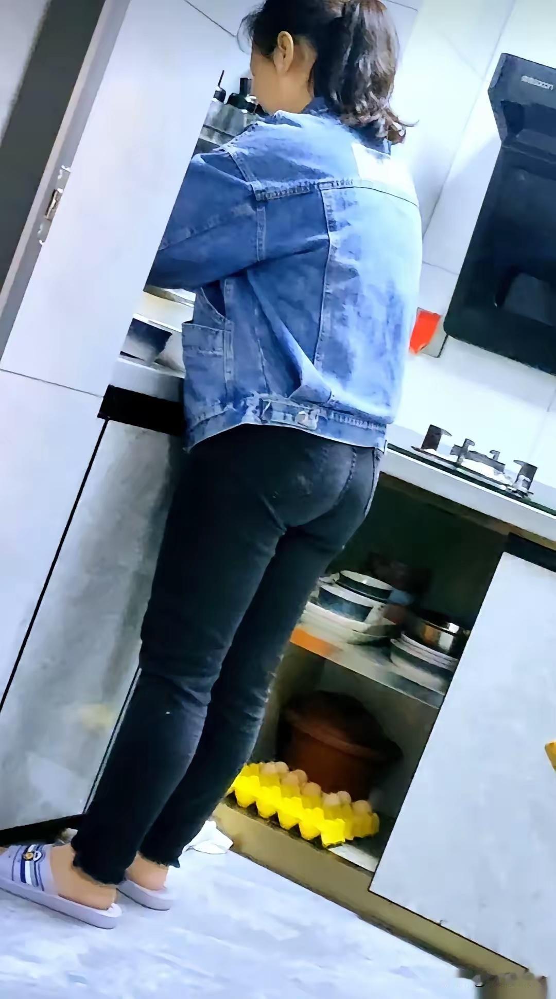 我丈母娘绝对是最会持家的典范。有次老婆要做手工开花大馒头，打电话向丈母娘请教，结