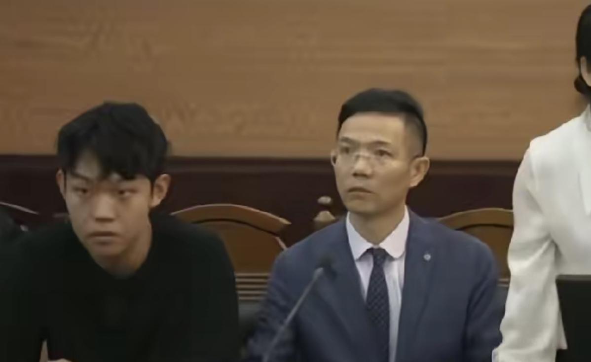 今夜姗姗的直播间里，姐妹们纷纷传来消息：央视十二套将重播李圣律师代理的姜甲儒案庭