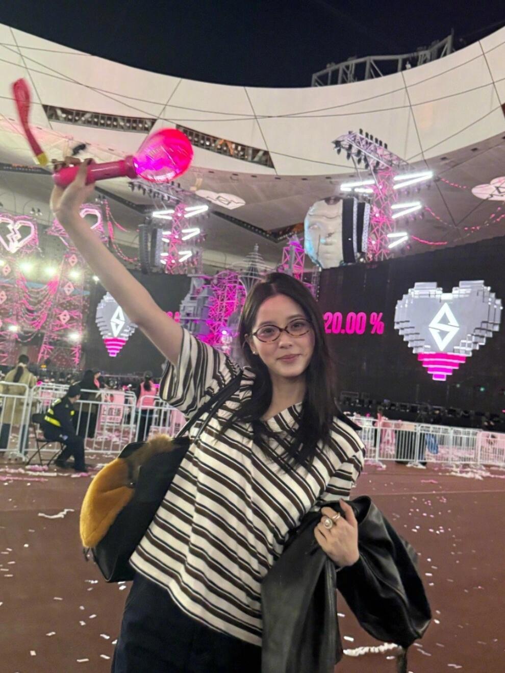 橘子夜聊我想象中自己看演唱会出图: