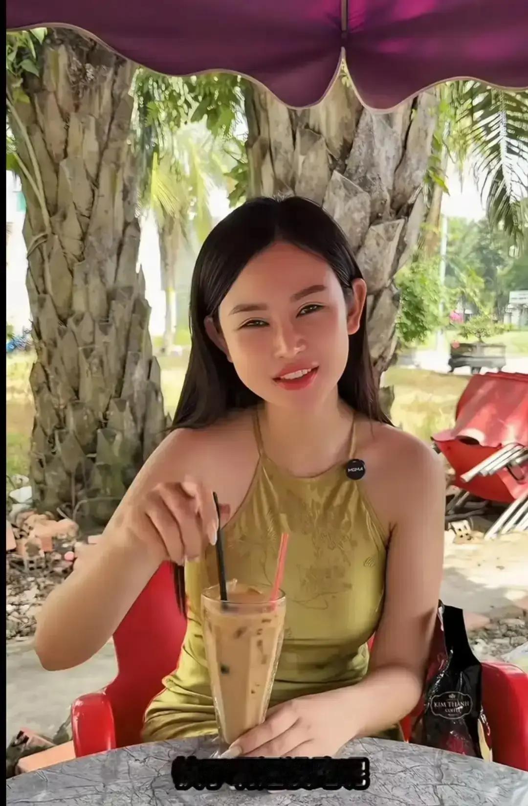 响哥五年里把工资全打给越南岳父，自己穿二十九块T恤，镜头前还替小花剪指甲。网友