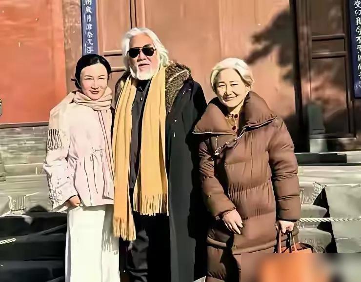 张纪中陪着丈母娘和老婆一起上山拜佛！73岁的女婿走在前面，头发白得跟山顶的雪似的，杜星霖挽着她妈跟在