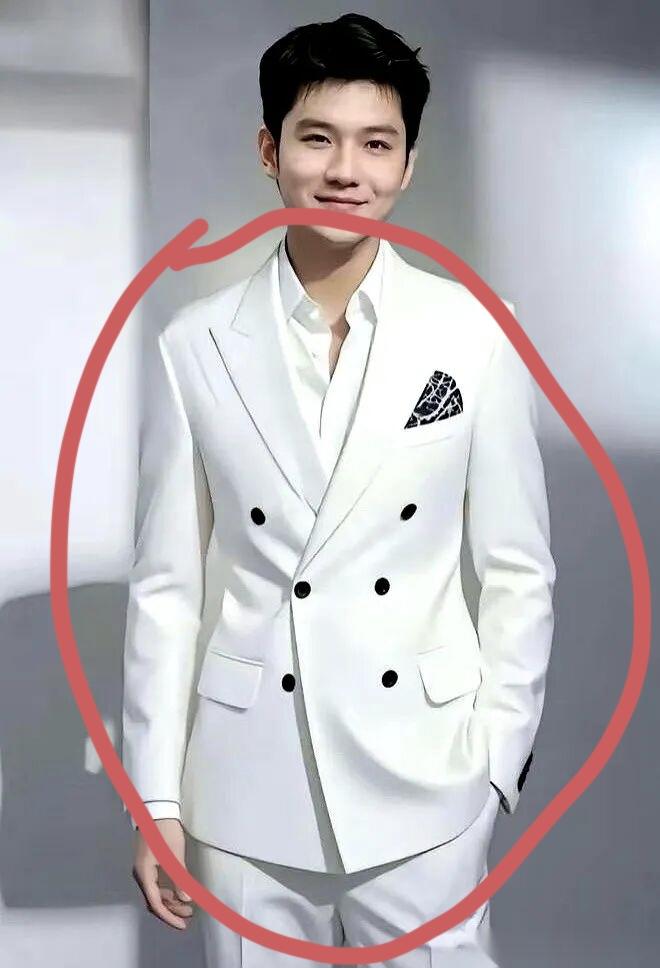 看樊振东那乐呵样嘴都要咧到后脑勺了！德国老将波尔刚塞给他一包东西，拆开一看