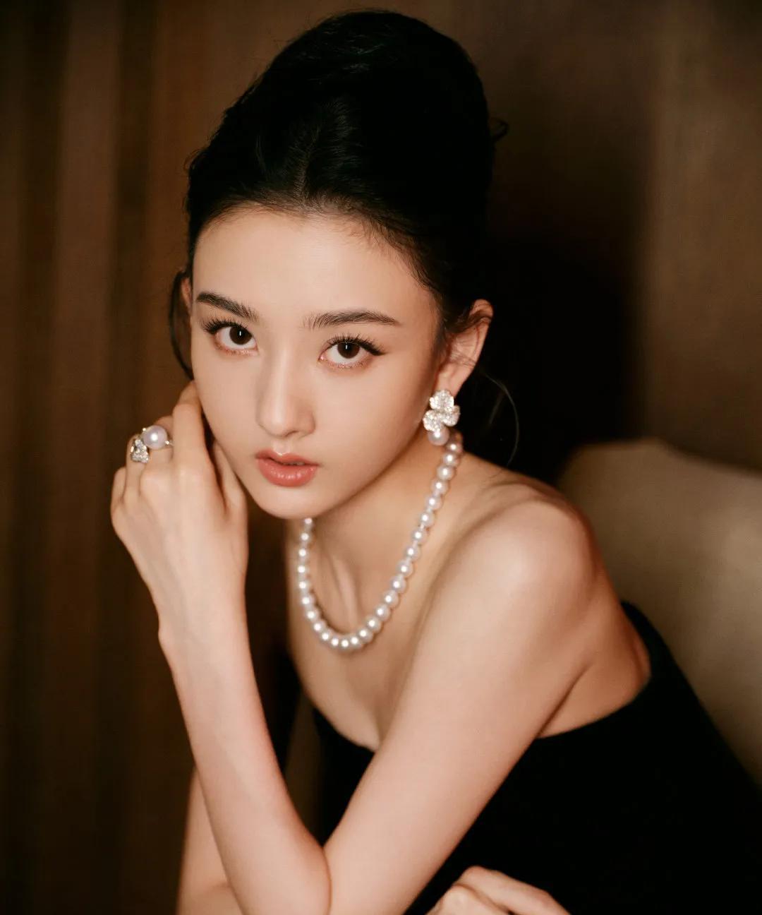 #宋祖儿#指尖轻捻裙摆，灵动步履间，将细碎阳光编织成绮梦。于#Vogu