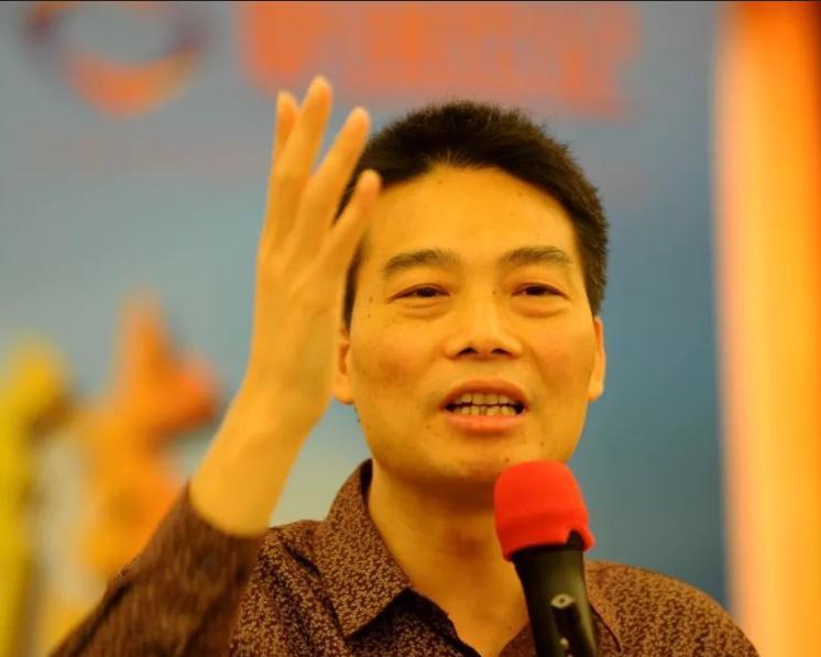 2017年，主持人问胡志标:“爱多的失败是因为请了成龙做广告吗？”胡志标说:“爱