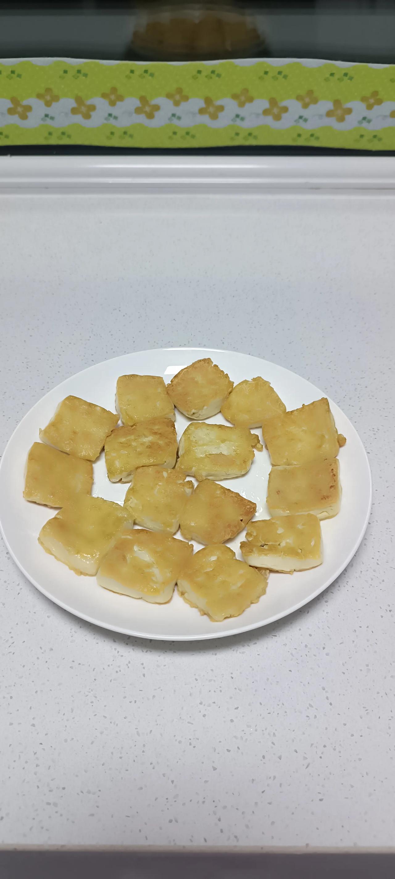 我今晚就想吃臭豆腐，自己做起来!火速买来一块新鲜的大豆腐，切成小方块（刀功不太好